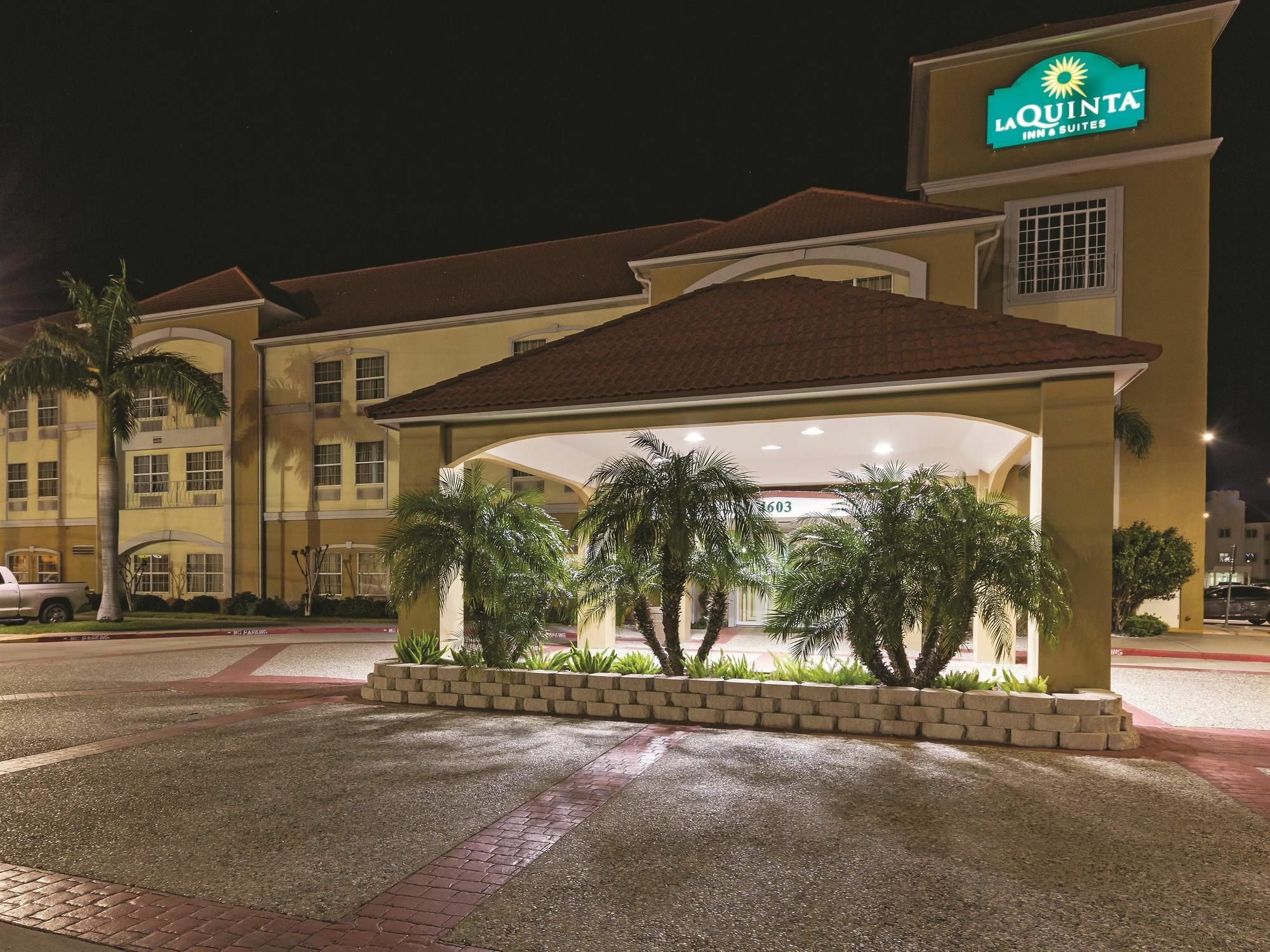 La Quinta Inn & Suites By Wyndham Pharr Rgv Medical Center Exterior photo